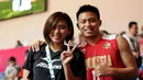 Pebasket Indonesia, Andakara Prastawa Dhyaksa (kanan) berpose bersama pevoli Yolla Yuliana usai berlaga di semifinal SEA Games ke-28 melawan Singapura di OCBC Arena Singapore, Minggu (14/6/2015). Indonesia unggul 87-74. (Liputan6.com/Helmi Fithriansyah)