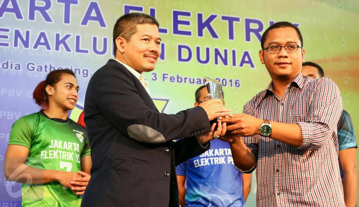 Tim Jakarta Elektrik PLN menerima penghargaan oleh MSports usai dinobatkan sebagai klub bola voli tervaforit, Jakarta, (3/2). PBV Elektrik PLN umumkan keikutsertaannya dalam kompetisi liga profesioanal tahunan di Indonesia. (Liputan6.com/Yoppy Renato)