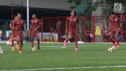 Pemain baru Persija, Bruno Matos (kedua kanan) melakukan pemanasan jelang latihan perdana musim 2019 di Lapangan Wisma Aldiron, Jakarta, Senin (7/1). 30 pemain ikut dalam latihan perdana yang digelar terbuka. (Liputan6.com/Helmi Fithriansyah)