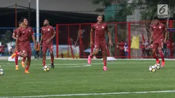 Pemain baru Persija, Bruno Matos (kedua kanan) melakukan pemanasan jelang latihan perdana musim 2019 di Lapangan Wisma Aldiron, Jakarta, Senin (7/1). 30 pemain ikut dalam latihan perdana yang digelar terbuka. (Liputan6.com/Helmi Fithriansyah)