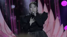 Menggunakan gaun berwarna hitam, Via Vallen terlihat dewasa dan kalem. Model rambut yang diikat dengan unik, juga menambah keanggunan Via Vallen saat bernyanyi (Sumber: Kapanlagi/Abel Risang)