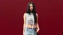 <p>Hanni NewJeans tampil dengan look musim panas, ia mengenakan ikat pinggang tipis dengan celana jins longgar dan light-wash yang pas di pinggangnya, memperlihatkan perutnya dengan gaya Y2K. [Dok/Gucci].</p>