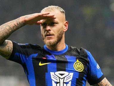 Pemain Inter Milan Federico Dimarco melakukan selebrasi usai mencetak gol ke gawang Udinese pada pertandingan sepak bola Serie A Liga Italia di Stadion San Siro, Milan, Italia, Sabtu (9/12/2023). (AP Photo/Antonio Calanni)