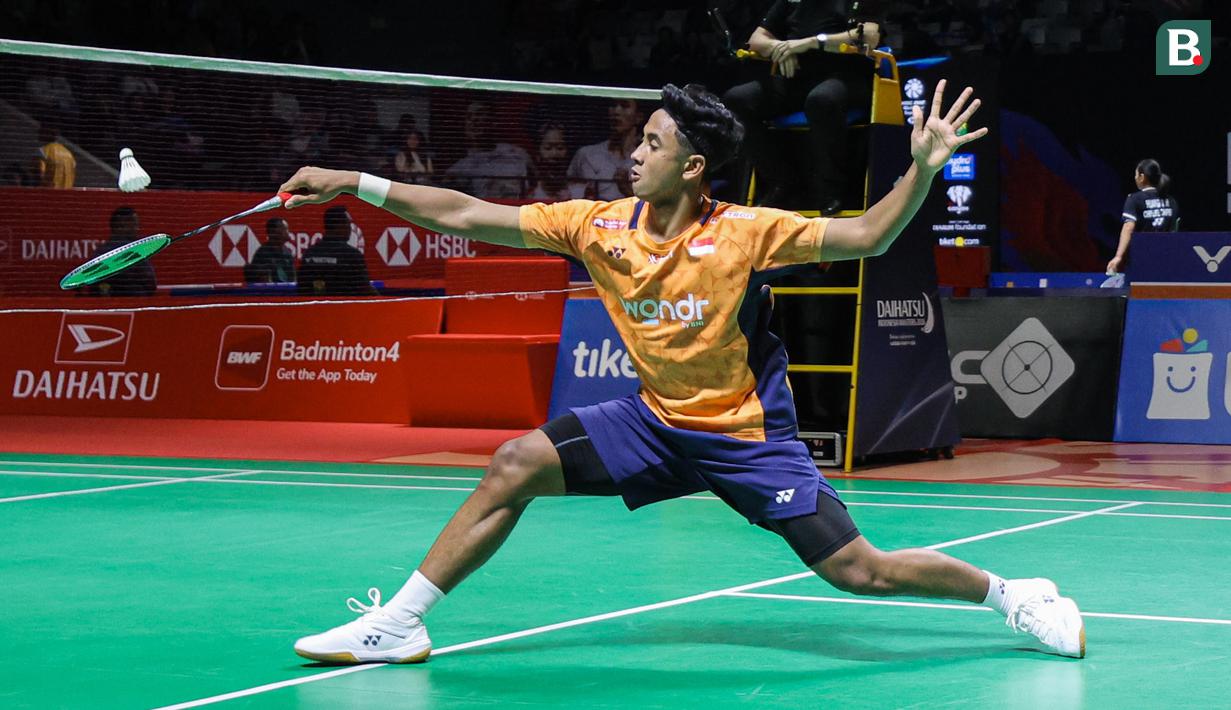 Aksi Alwi Farhan saat melawan wakil India, Ayush Shetty pada babak 32 besar Indonesia Masters 2026 di Istora Senayan, Jakarta, Rabu (21/1/2026). (Bola.com/Abdul Aziz)