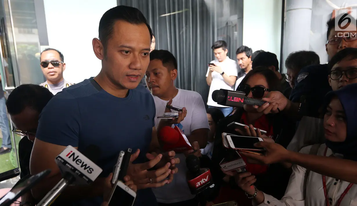 Pendiri AHY Foundation Agus Harimurti Yuudhoyono memberi keterangan kepada awak media saat hadir dan memberikan paket berupa kebutuhan pokok di Kantor AHY Foundation, Jakarta, Rabu (13/6). (Liputan6.com/Johan Tallo)