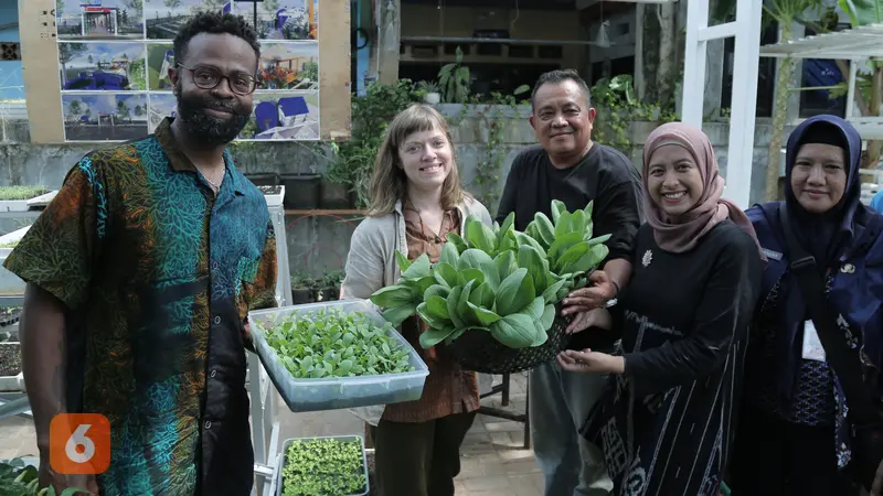 Denzel Mitchell, praktisi urban farming (perkebunan kota) dari Maryland, berfoto dengan hasil tanaman urban farming di KUA Cempaka Putih, Jakarta Pusat.