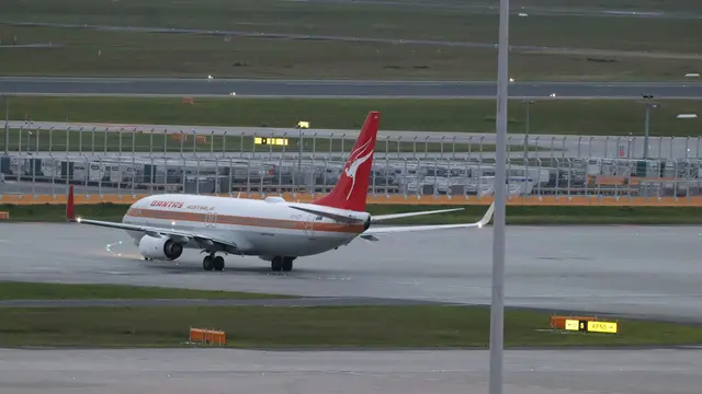 Ilustrasi pesawat Qantas yang berada di landasan pacu bandara.