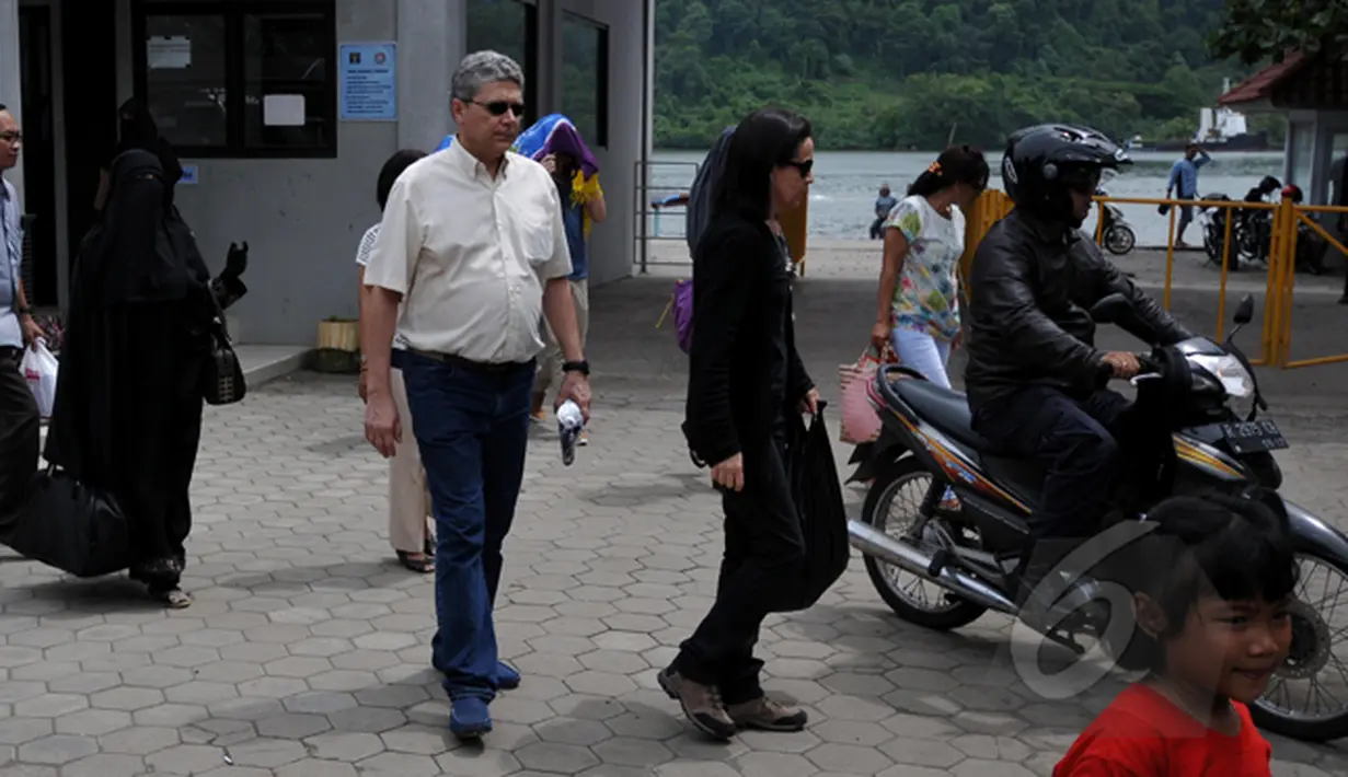 Keluarga terpidana mati kasus narkoba Rodrigo Gularter asal Brasil usai melakukan kunjungan di lapas Pasir Putih, Nusakambangan, Jateng, Kamis (5/3). Jelang eksekusi, keluarga terpidana mati mendatangi Lapas Pulau Nusakambangan. (Liputan6.com/Johan Tallo)