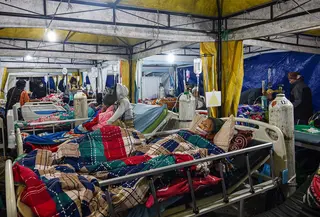 Para korban gempa bumi mendapatkan perawatan di tenda medis darurat di depan Rumah Sakit Ruteng di Ruteng, Manggarai, Nusa Tenggara Timur, Sabtu malam, 15 Agustus 2025. (AFP/ Juni Kriswanto)
