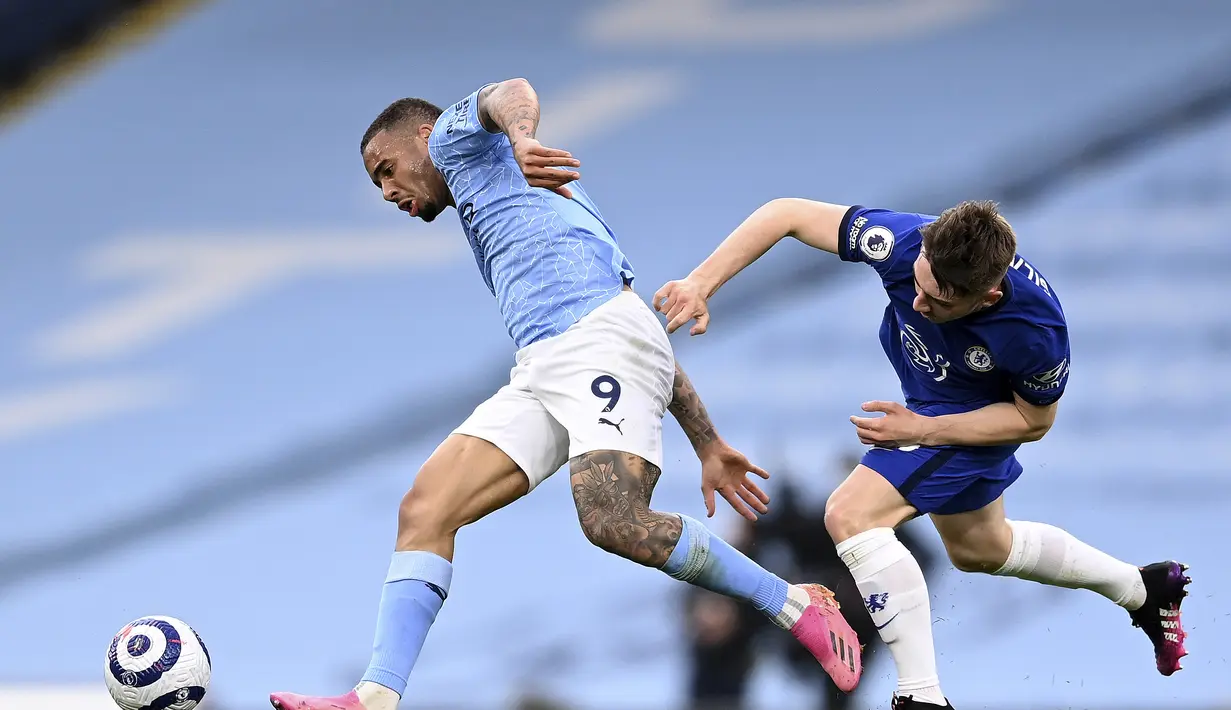 Striker Manchester City, Gabriel Jesus membawa bola dari kejaran pemain Chelsea, Billy Gilmour pada pertandingan Liga Inggris di Stadion Etihad (8/5/2021). Bagi Chelsea, hasil positif ini mengangkat anak buah Thomas Tuchel ke posisi ketiga, menggusur Leicester City. (Laurence Griffiths/Pool via AP)