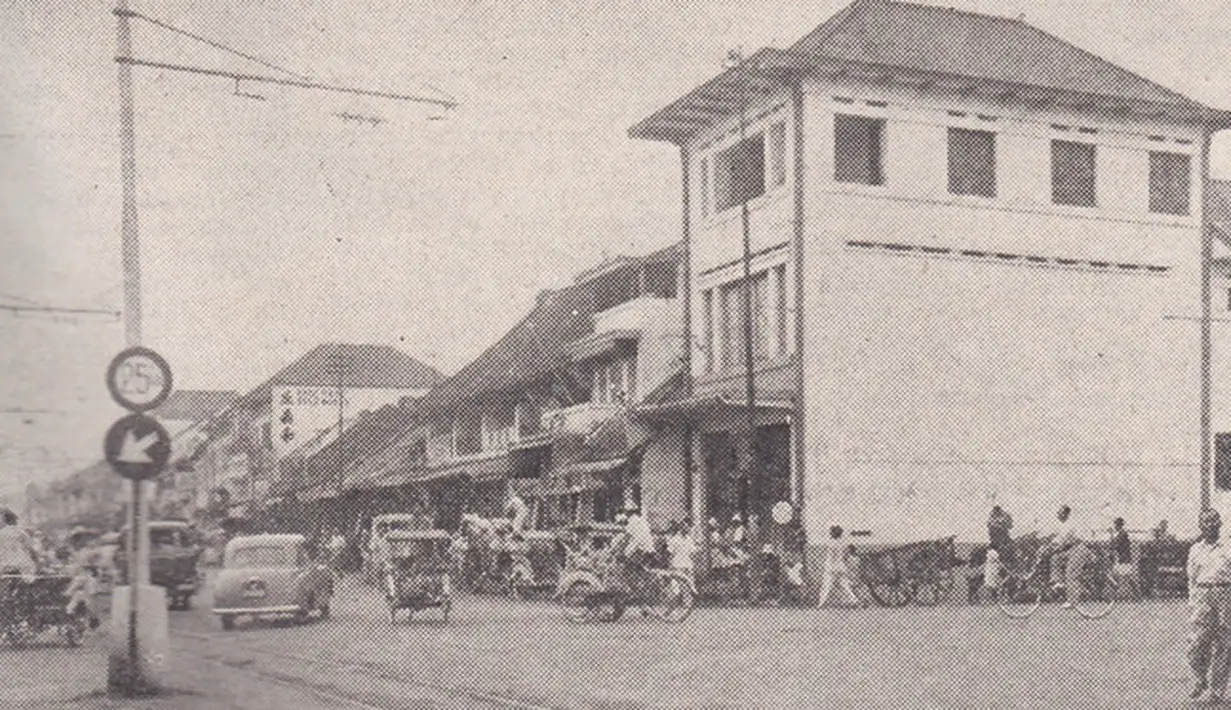 Pembangunan Pasar Senen bersamaan dengan waktu pembangunan Pasar Tanah Abang, yakni pada 30 Agustus 1735 oleh seorang tuan tanah bernama Yustinus Vinck dari lahan milik anggota Dewan Hindia bernama Corrnelis Chastelein. (wikimedia.org)