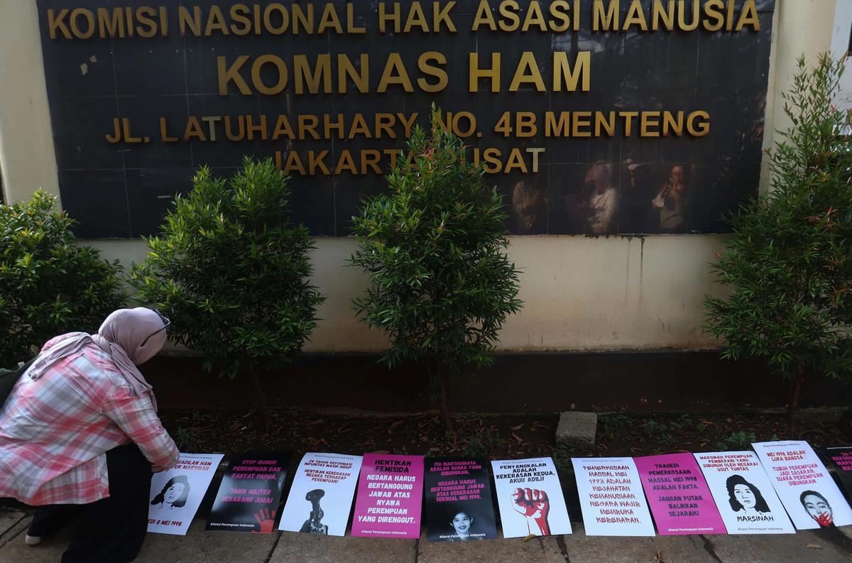 FOTO: Demo API Gaungkan Perlindungan Hak Perempuan di Komnas HAM