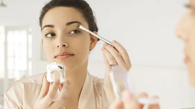 Nggak Suka Tampil Ribet? Ini Tips Makeup yang Cocok Buat Kamu