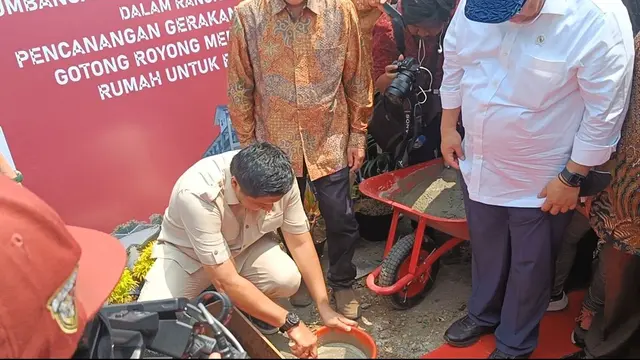 Menteri Perumahan dan Kawasan Permukiman (PKP), Maruarar Sirait mengaduk semen saat peletakan batu pertama Pembangunan Rumah Gratis. (Sulaeman/Merdeka.com)