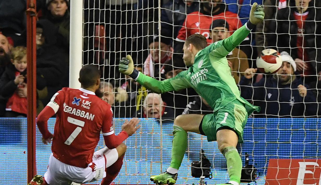 Nottingham Forest menghukum Arsenal dengan gol yang dicetak Lewis Grabban pada menit ke-83. Ia berhasil memanfaatkan umpan silang yang dilepaskan Ryan Yates melaui sodokan yang tak mampu dibendung Bernd Leno. (AFP/Daniel Leal)
