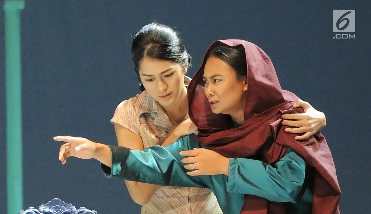 Prisia Nasution dan Desi Susanti memerankan Tengku Tahura dan Tengku Kamaliah dalam pentas teater "Nyanyi Sunyi Revolusi" di Jakarta, Jumat (1/2/). Pementasan mengangkat kisah hidup seorang penyair besar Indonesia Amir Hamzah (Fimela.com/Bambang E Ros)