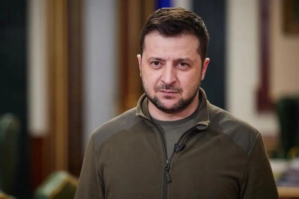 Dilelang, Jaket Hijau Army Ikonis Presiden Ukraina Volodymyr Zelensky Berhasil Terjual Rp1,6M