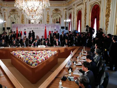 Suasana saat Perdana Menteri Jepang Shinzo Abe, Presiden Korea Selatan Moon Jae-in, Perdana Menteri China Li Keqiang dan delegasi lainnya melakukan pertemuan puncak tiga negara di Tokyo, Jepang (9/5). (Kim Kyung-Hoon / Pool via AP)