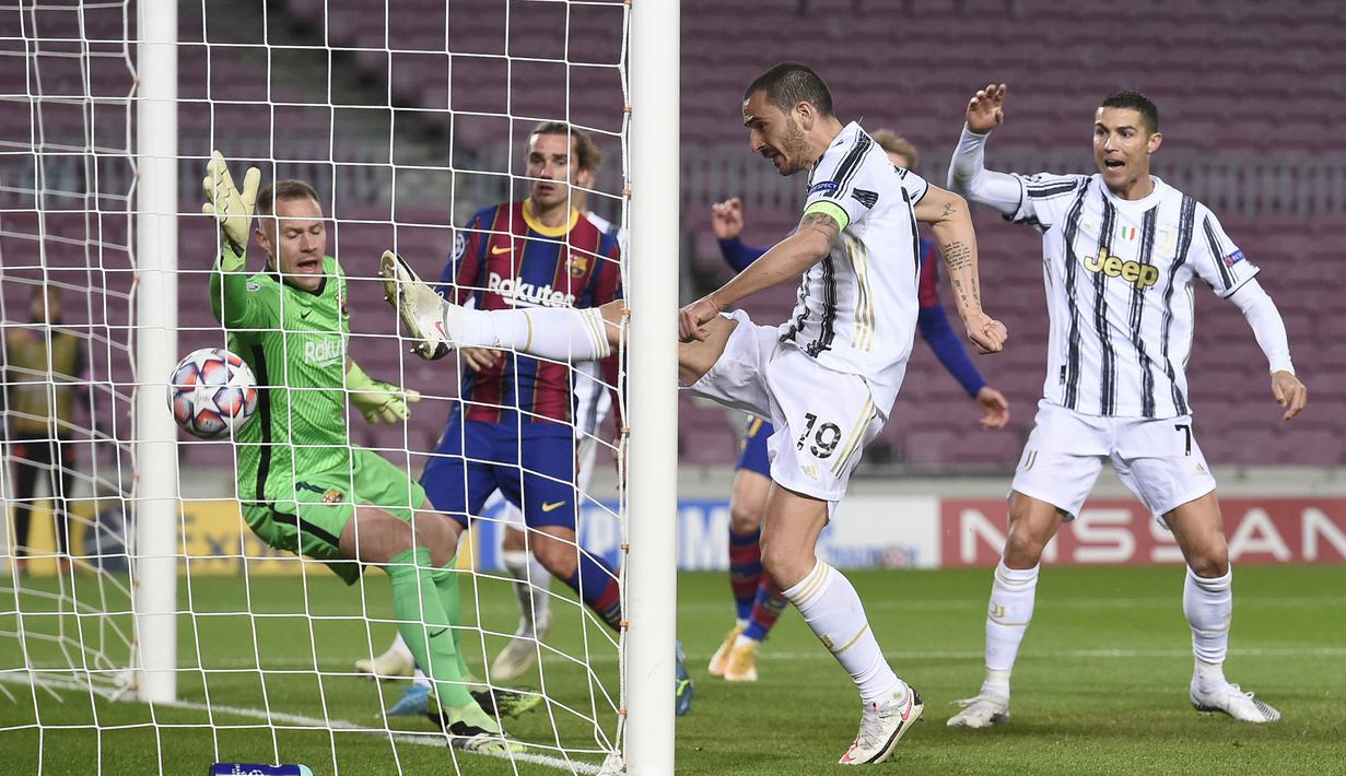 Bek Juventus, Leonardo Bonucci, berusaha mencetak gol ke gawang Barcelona pada laga matchday terakhir Grup G Liga Champions di Camp Nou Stadium, Rabu (9/12/2020) dini hari WIB. Juventus menang 3-0 atas Barcelona. (AFP/Josep Lago)