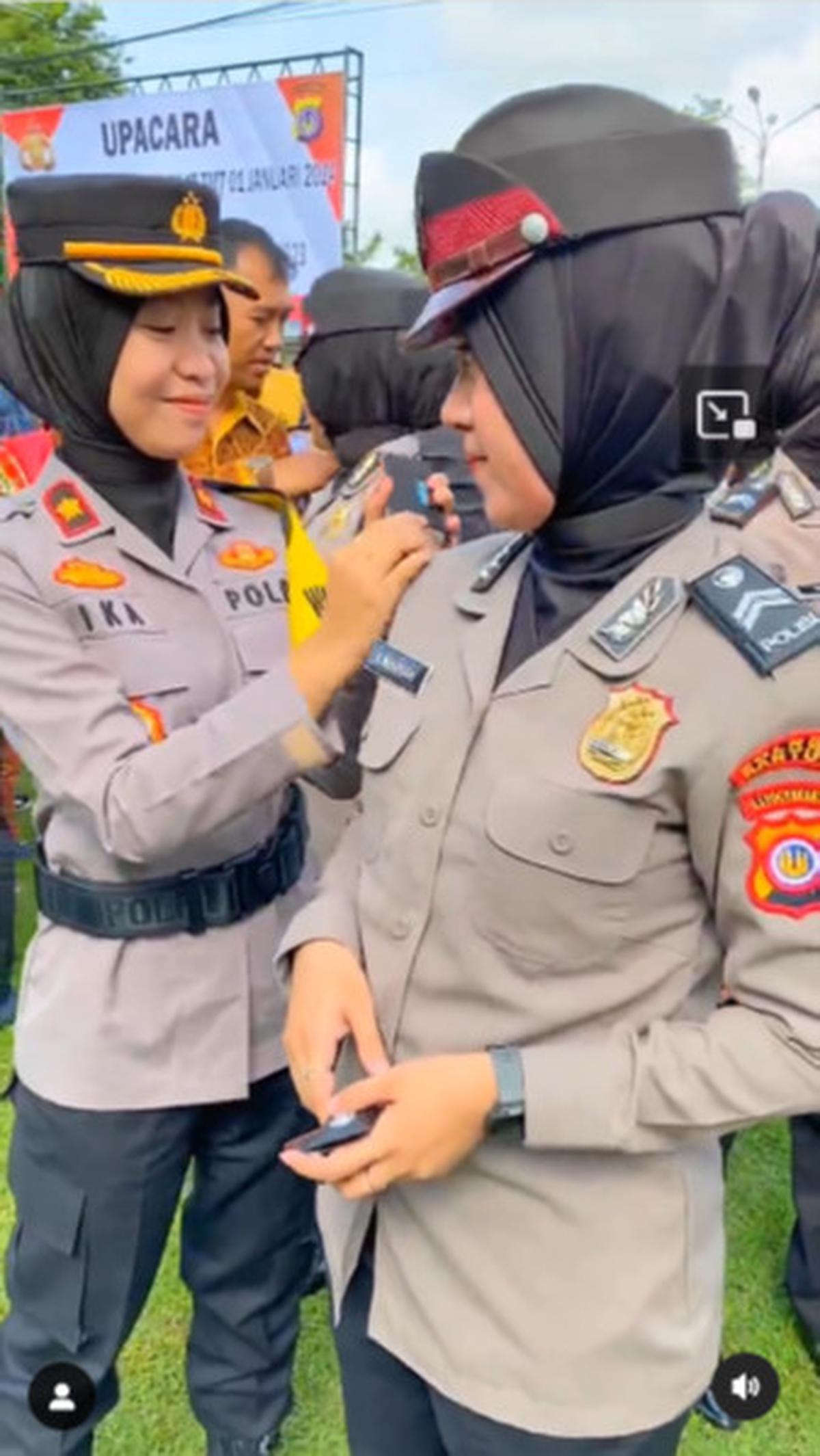 "Bu Waka yang pasangin pangkat anggotanya 🤔," tulisnya.<br>