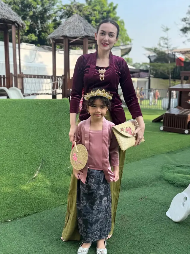 Rianti Cartwright dan Putrinya saat Rayakan Hari Kartini tampil kompak. [@riantic]
