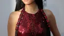 Selena Gomez berpose untuk awak media di red carpet ajang American Music Awards 2015 di Microsoft Theater, Los Angeles, Minggu (22/11). Mantan Justin Bieber itu semakin tampil memesona dengan tatanan rambut yang dibiarkan tergerai. (REUTERS/David McNew)