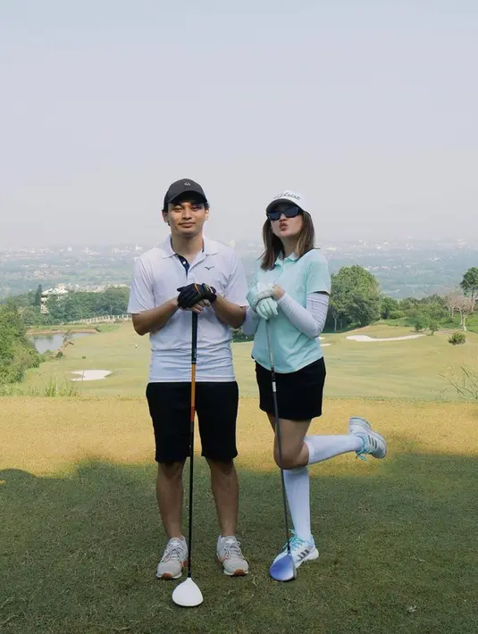 Tampil kompak dengan gaya sporty, Salshabilla Adriani dan Yusuf Mahardika ini nampak serasi. Olahraga golf memang menjadi salah satu olahraga pilihan para selebriti untuk melepas penat di sela kesibukannya. (Liputan6.com/IG/@salshabillaadr)