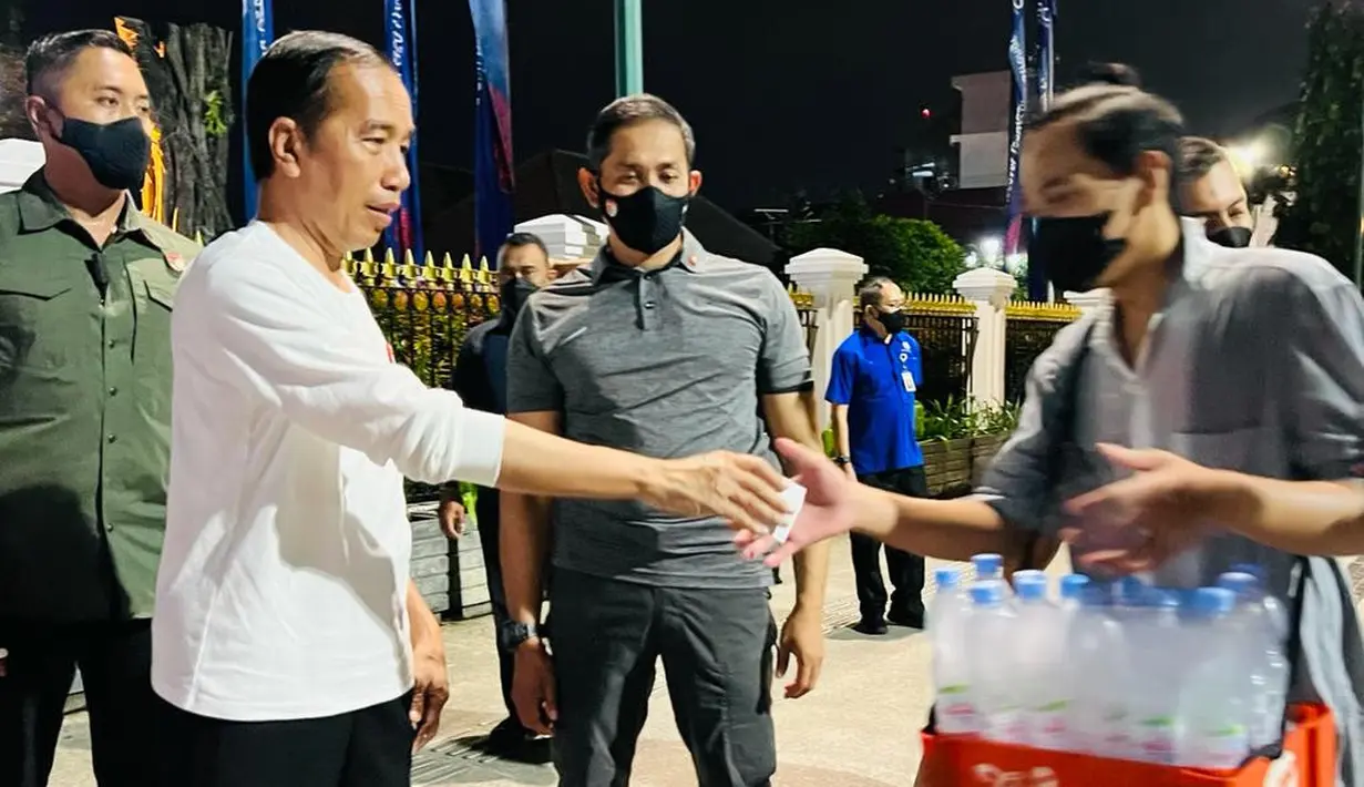 Presiden Joko Widodo memberikan bantuan dan menyapa masyarakat di kawasan Malioboro, Daerah Istimewa Yogyakarta pada Sabtu malam, 15 Oktober 2022. Tampak masyarakat sangat antusias ketika melihat Presiden berada di kawasan Mailoboro. Bahkan, tidak sedikit masyarakat yang meminta foto bersama dengan Presiden Jokowi. (Foto: Laily Rachev - Biro Pers Sekretariat Presiden)
