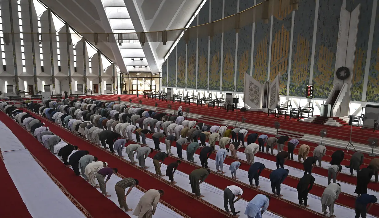 Umat Muslim sholat di Masjid Agung Faisal pada awal Itikaf, di sebuah masjid untuk pria selama bulan suci Ramadhan di Islamabad (3/5/2021). Umat Muslim melakukan Itikaf 10 hari terakhir bulan Ramadhan, dalam rangka meraih malam kemuliaan atau Lailatul Qadar. (AFP/Aamir Qureshi)