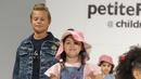 Para model cilik berjalan di atas catwalk membawakan koleksi True Religion pada saat petitePARADE di Children's Club di Jacob Javitz Center di New York City (6/8). (JP Yim / Getty Images untuk petitePARADE / AFP)
