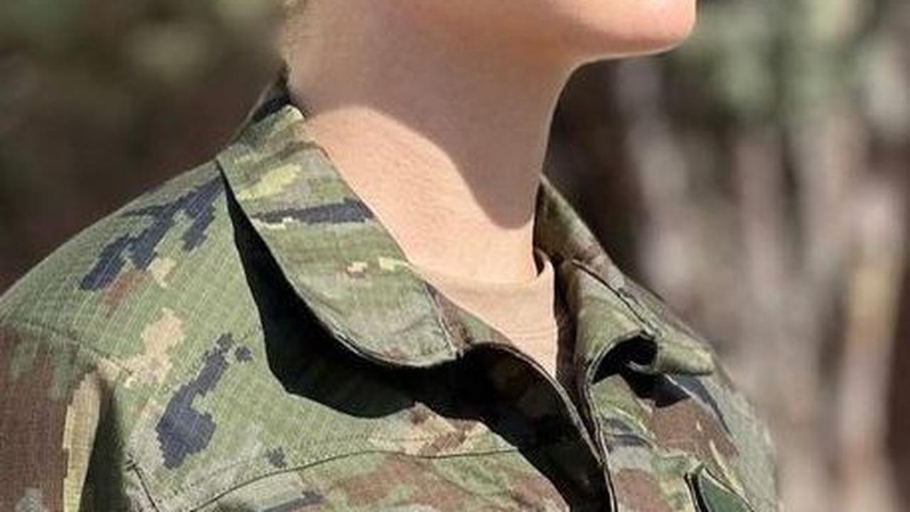 Biasa tampil elegan, Putri Leonor tampak lebih gagah dengan seragam loreng militer. Walau begitu, calon ratu Spanyol ini tetap terlihat cantik dan menawan.