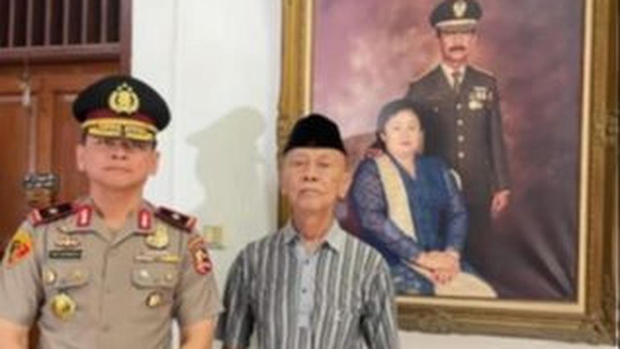 Hal itu terungkap dari sebuah foto yang dipajang pada dinding.