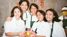 Bersama suami, Sherina Munaf mulai merambah berbagai bisnis salah satunya kuliner. Seperti yang diketahui, tak sedikit seleb yang mulai berbisnis di bidang itu. Wanita 32 tahun itu lantas membuka sebuah kedai bakmi di kawasan Melawai - Jakarta Selatan. Kedai itu diberi nama Bakmiaw. (Liputan6.com/IG/@baskaramahendra)