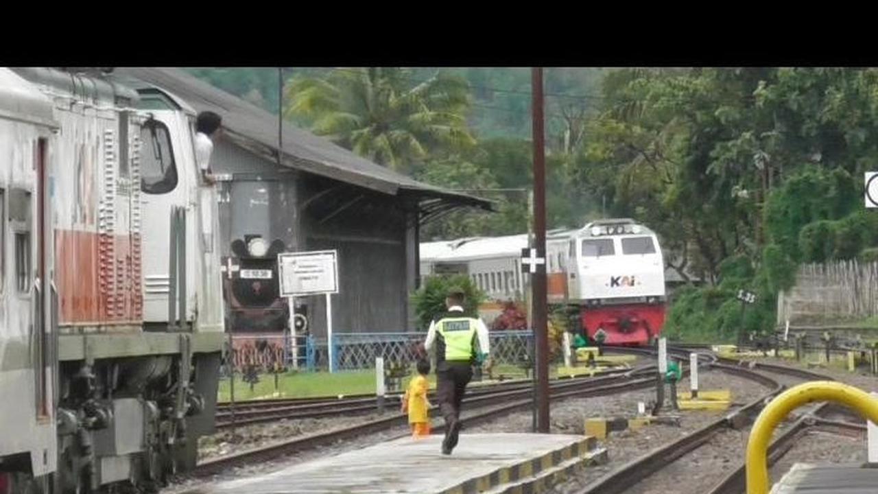 Aksi Heroik Satpam Stasiun Cegah Anak Tertabrak Kereta Api