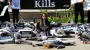 Aktivis PETA menunjukan poster saat aksi protes terhadap perburuan Paus Pembunuh di Sea World, San Diego, California, Kamis (1/9). Dalam aksinya mereka nekat bertelanjang dada dan mengecat tubuhnya menyerupai Paus Pembunuh atau Orca. (REUTERS/Mike Blake)