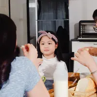 Setelah anak melakukan kesalahan, ajak ia untuk berbicara dengan lembut untuk membantunya dalam mengenali perasaan bersalahnya. [Dok/freepik.com/tirachardz]