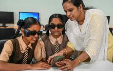 FOTO: Semangat Siswa Tunanetra di India Ikut Pelatihan Penggunaan Kacamata Berbasis AI