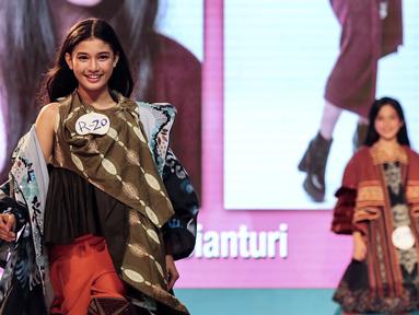 Kontestan membawakan busana pada ajang Plangi Model Hunt 2019 di Plaza Semanggi, Jakarta, Minggu (25/11). Pemilihan model Plangi Model Hunt 2019 yang memasuki tahun ke-14 ini mengusung tema 'City of Style'. (Merdeka.com/Arie Basuki)