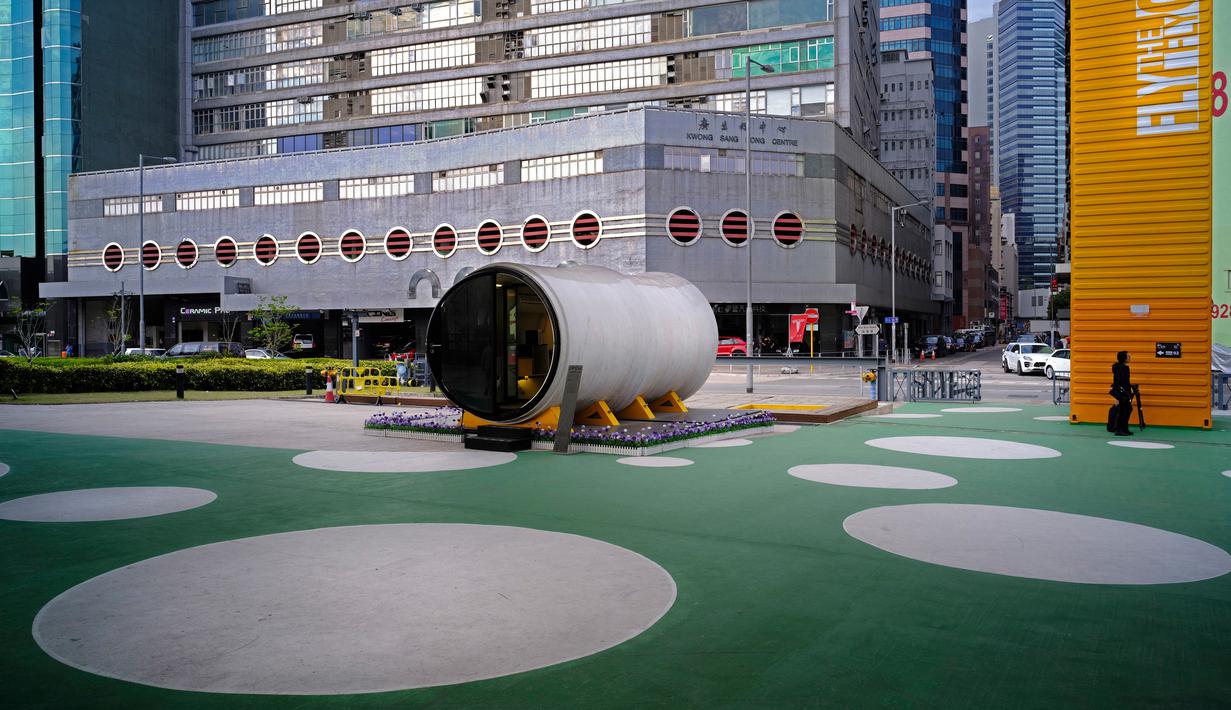 Tampilan rumah tabung OPod buatan arsitek James Law di kawasan industri Kwun Tong, Hong Kong (13/3). Rumah minimalis ini terbuat dari pipa drainase beton raksasa. (AP Photo / Vincent Yu)