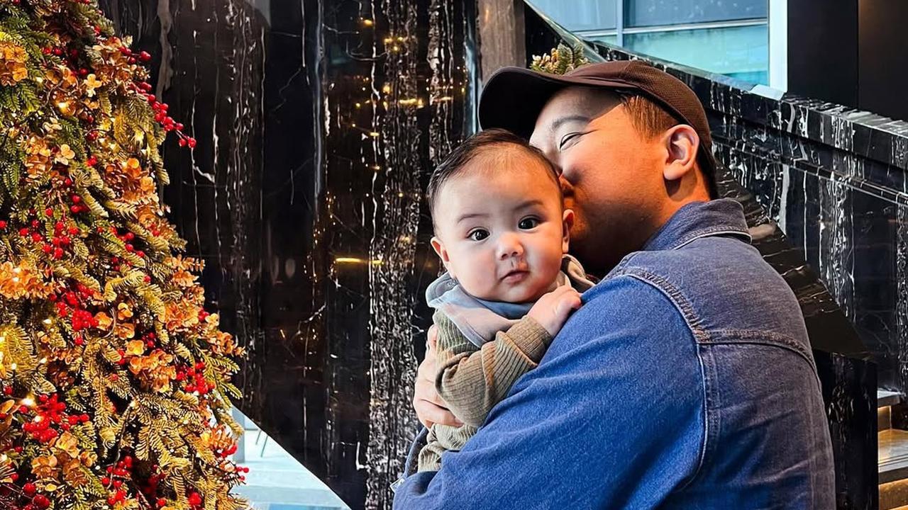 Joshua Suherman Momong Baby Elio, Endingnya Ikut Tidur Bersama Anak