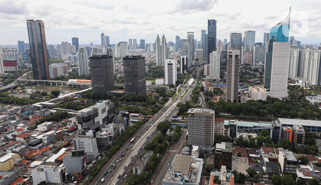 Pemandangan suasana kota Jakarta berlatar gedung-gedung bertingkat, Jumat (10/1/2025). (Liputan6.com/Angga Yuniar)