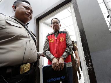 Mantan Plt Ketua Umum PSSI, Joko Driyono, dikawal petugas kepolisian menuju ruang sidang di PN Jakarta Selatan, Senin (6/5). Joko Driyono tersandung kasus perusakan barang bukti terkait pengaturan skor. (Bola.com/M Iqbal Ichsan)