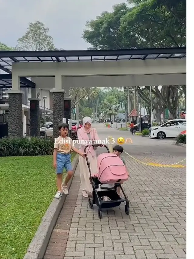 6 Potret Larissa Chou Momong Dua Anak dan Syaki Anak Nadya, Nikmati Kafe Estetik