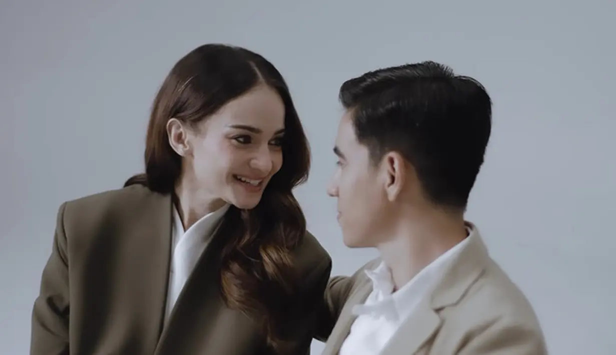 Sesi prewedding ini hadirkan konsep busana kasual dan tradisional yang banjir pujian hadir warganet [@enzystoria]