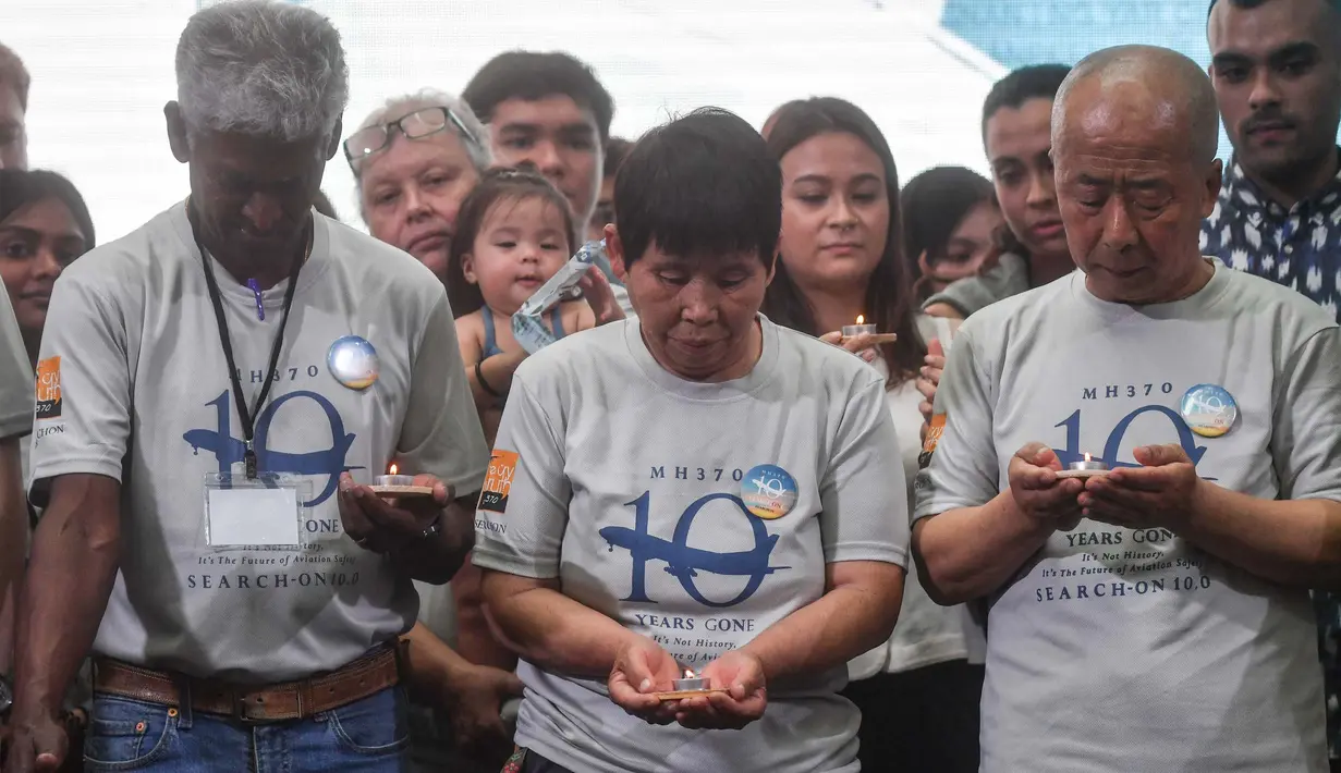 Upaya pencarian telah dilakukan dengan beragam metode. (Arif Kartono/AFP)