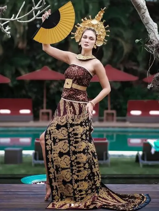 Luna Maya pun terlihat begitu cantik dengan baju adat yang dikenakannya. Ia begitu anggun dan menawan. (Instagram/lunamaya)