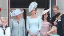 Usai berparade, Kate Middleton pun menghampiri keluarga kerajaan lain di balkon. (Yui Mok/PA Images/INSTARimages.com/USMagazine)