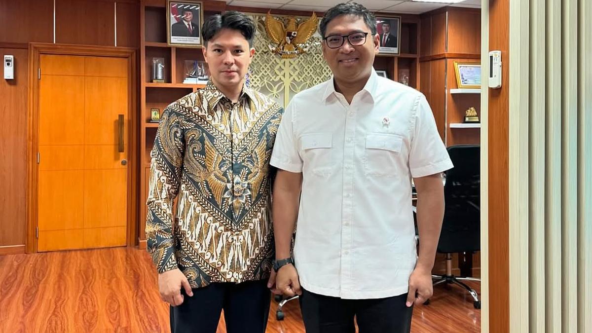 Model Batik Fero Walandouw yang Kini Fokus Jadi Komisaris, Inspirasi Buat Anak Muda
