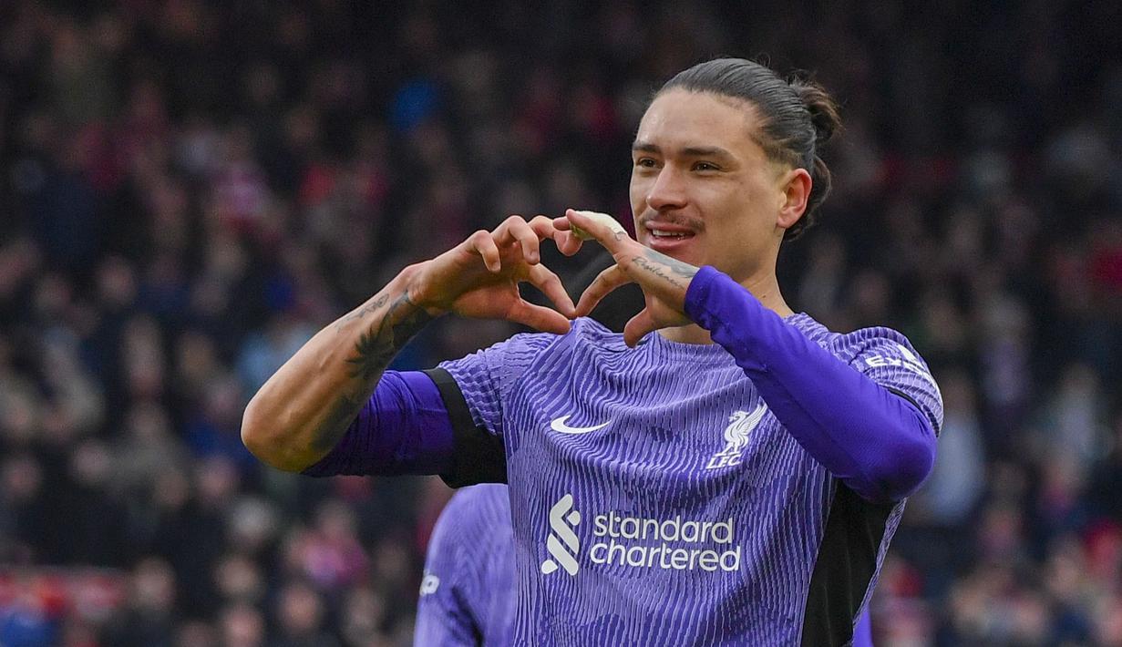 Pemain Liverpool, Darwin Nunez, melakukan selebrasi setelah mencetak gol ke gawang Nottingham Forest pada laga pekan ke-27 Premier League 2023/2024 di City Ground, Sabtu (2/3/2024). (AP Photo/Rui Vieira)