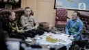 Corporate Secretary SCM, Gilang Iskandar (tengah) dan Pemimpin Redaksi SCTV, Mohamad Teguh (kiri) saat bertemu dengan Dubes Malaysia untuk Indonesia, Zainal Abidin di Kedubes Malaysia, Jakarta, Rabu (22/1/2020). Pertemuan tersebut membahas kerja sama di sektor media. (Liputan6.com/Faizal Fanani)